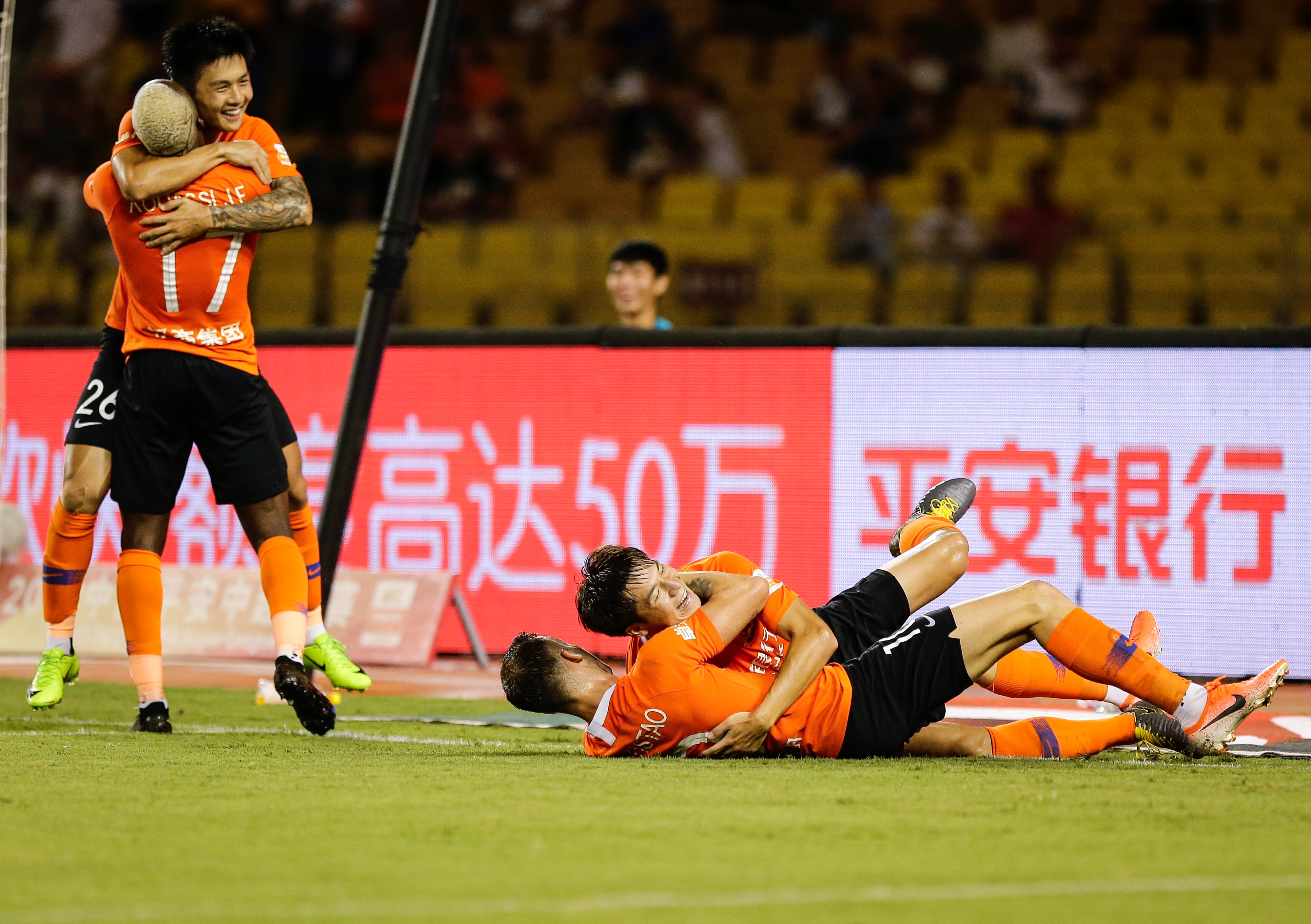 武汉卓尔坐镇主场保持不败，连续三轮未尝败绩