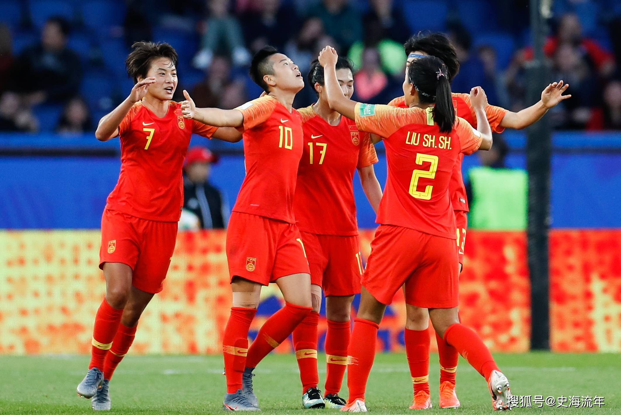 中国女足队员受到国内外球迷关注，成为焦点