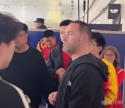 长春亚泰客场逆袭，球迷为球队庆祝胜利的简单介绍