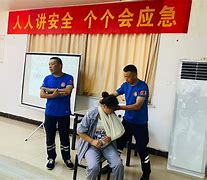 华克姆守门员奋力扑救，紧随对手脚步