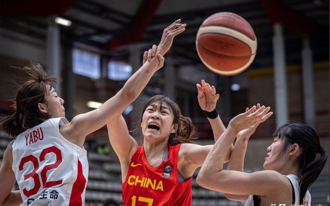 阿根廷女篮队员全力备战，决心夺回荣耀！