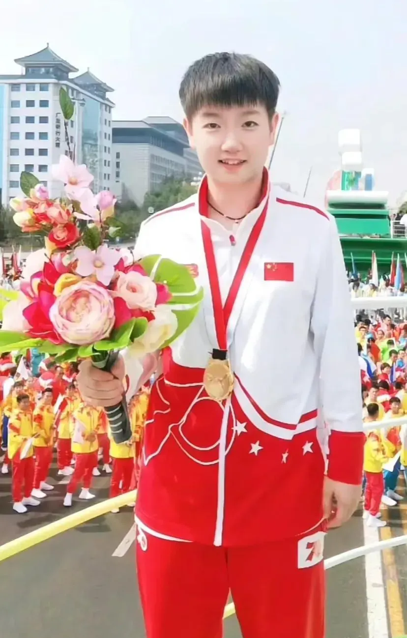 华体会登录入口-包含足球赛事英姿飒爽：女球员荣耀登顶夺冠的词条